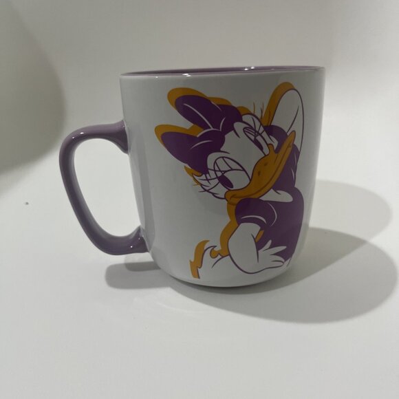 DISNEY STORE GENUINE AUTHENTIC DAISY DUCK COFFEE/TEA MUG LAVENDER INTERIOR - Picture 3 of 7